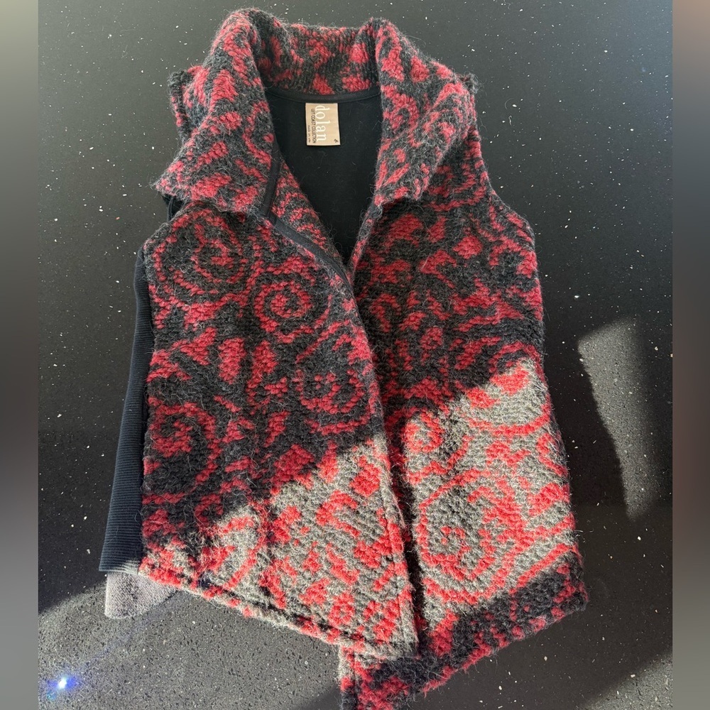 dolan Left Coast Collection Red & Black Knit Open Vest with Collar Trim - Picture 1 of 7